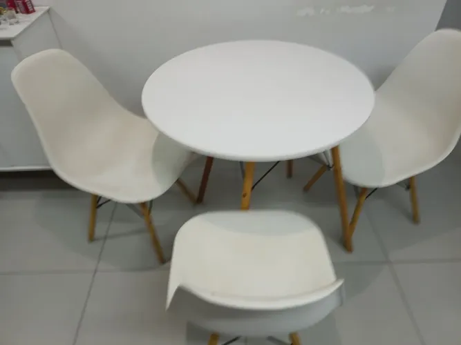 Mesa com 3 cadeiras 