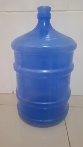Galão de água vazio