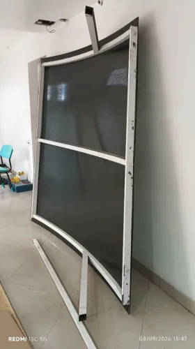 toldo curvo com estrutura metálica e cobertura de policarbonato