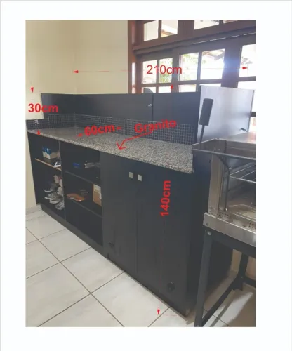 Balcão de preparo de alimentos com granito MDF preto