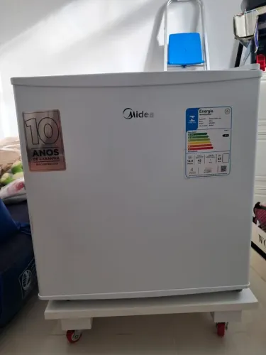 Frigobar Midea 44 litros em excelente estado.
