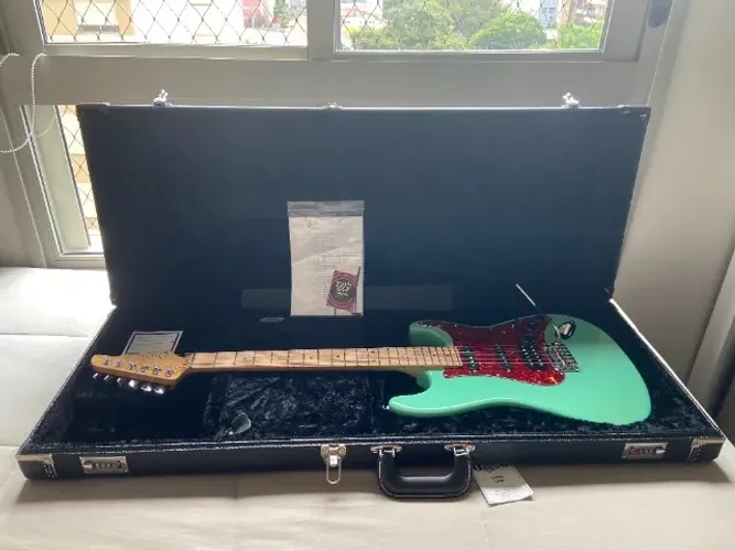 Guitarra Suhr limited edition HSS paulownia nova com case e acessórios