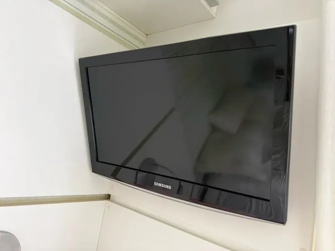 Tv Samsung 26 polegadas LN26C450E1M com braço de parede