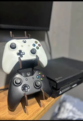 Xbox one , dois controles originais, vários jogos .