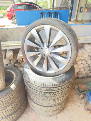 Vendo roda 18 em excelente estado vai com os pneus tudo seminovo