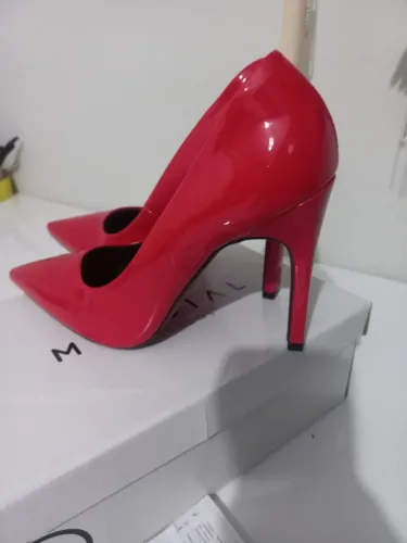 Sapato de salto vermelho
