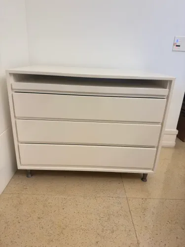 Cômoda em laca branca com 3 gavetas e prancha deslizante