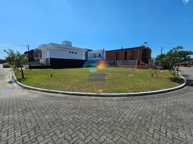 Terreno de esquina em condomínio fechado na cidade de Peruíbe - SP