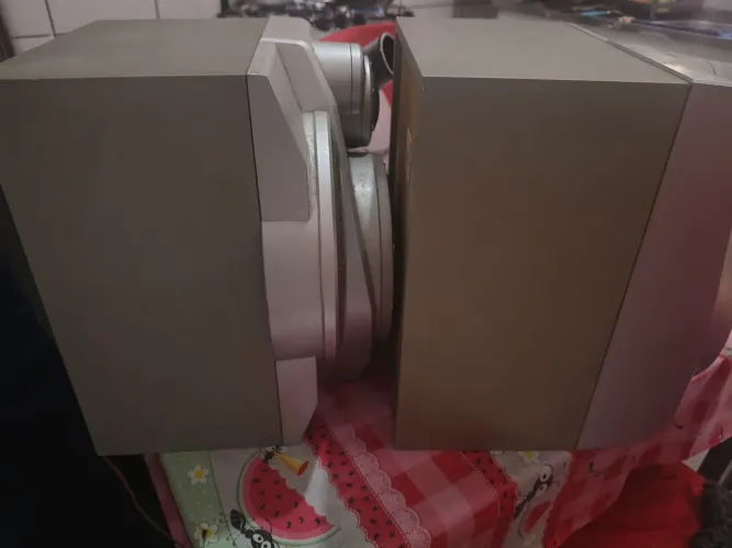 Caixas de som modelo Aiwa SX-JN3 de 3 vias com sistema Bass Reflex.