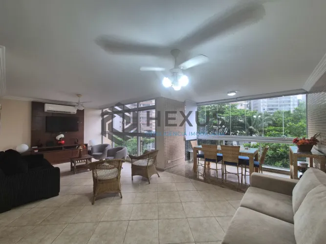 Apartamento reformado com varanda a venda na quadra da praia das Pitangueiras