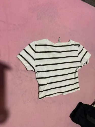 Blusinha listrada branco e marrom linda ?