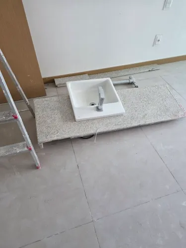 Bancada granito banheiro med 1,28 x 0,40 com pia e torneira incluso