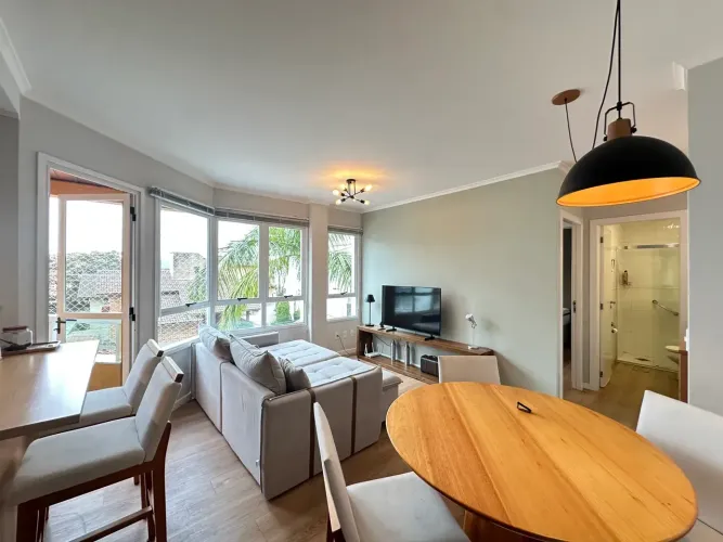 Apartamento mobiliado amplo de 1 quarto com 54m e varanda com vista parcial para Lagoa da 
