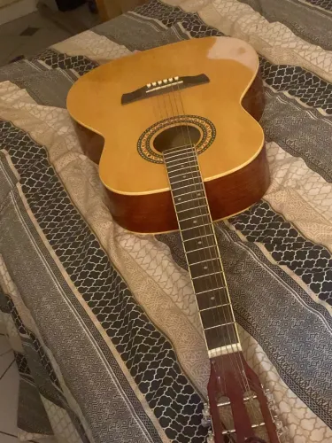 Vende-se violão  apenas três meses de uso