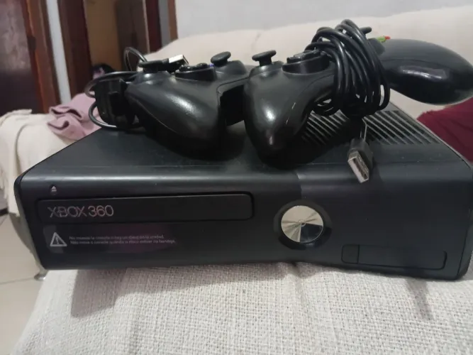 X box 360 usado em bom estado só um controle com um dos botões meio solto mas funciona nor