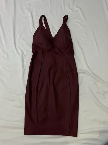 Vestido vermelho bordô