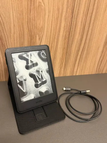 Kindle 10ª geração cm carregador original e capinha 