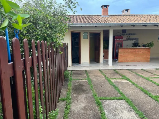 Vendo uma Casa no Condomínio dos Delegados possui 300 metros quadrados com 4 quartos   Por