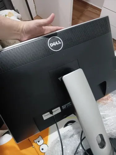 Monitor Dell 24 polegadas grande Produto funcionando 