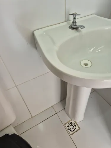Pia de banheiro com torneira