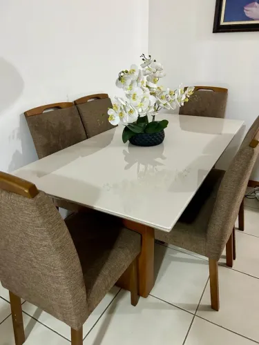 Mesa com 6 cadeiras