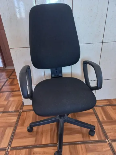 Cadeira de Escritório Giratória com Braços - R$ 150