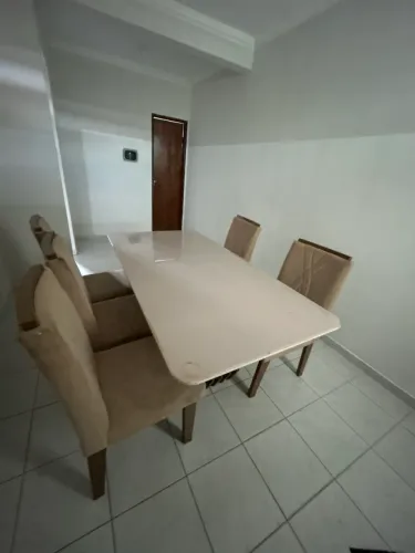 Mesa com 5 cadeiras, tampo de vidro