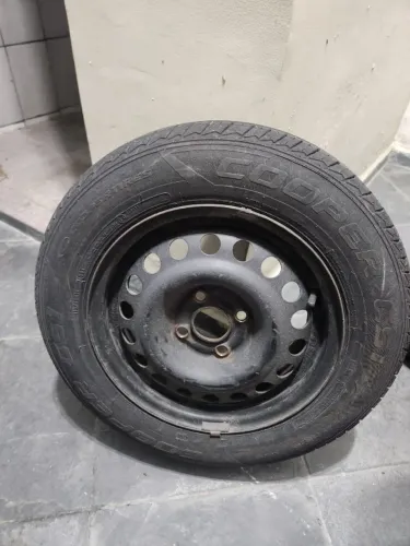 Pneu 175 70 14 e roda de ferro em excelente estado