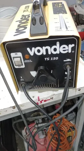 Máquina de solda eletrica150 Amperes Vonder, acompanha máscara, alicate eletrodo e garra