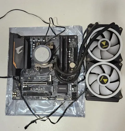 Kit AM4 Ryzen 7 5700X + B550M Aorus Elite + 32GB 3200Mhz + Watercooler gamdias 240mm