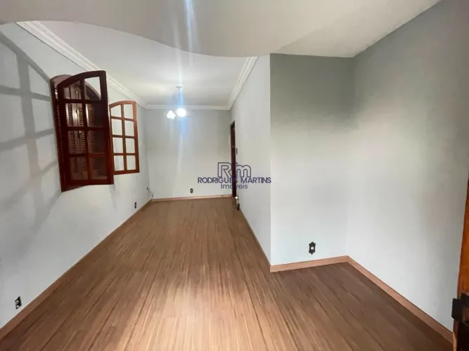ALUGA-SE CASA GRANDE NO JARDIM SÃO JOSÉ.