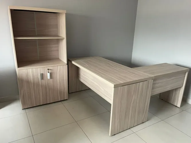 CONJUNTO MESA E ARMÁRIOS LOJA IKONOFFICE