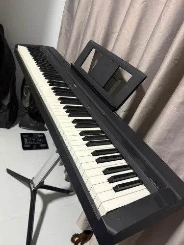 Piano YAMAHA digital P45 mais stay e pedal