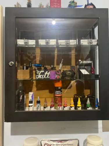Vitrine de madeira com vidro medindo 60 por 58 cm 