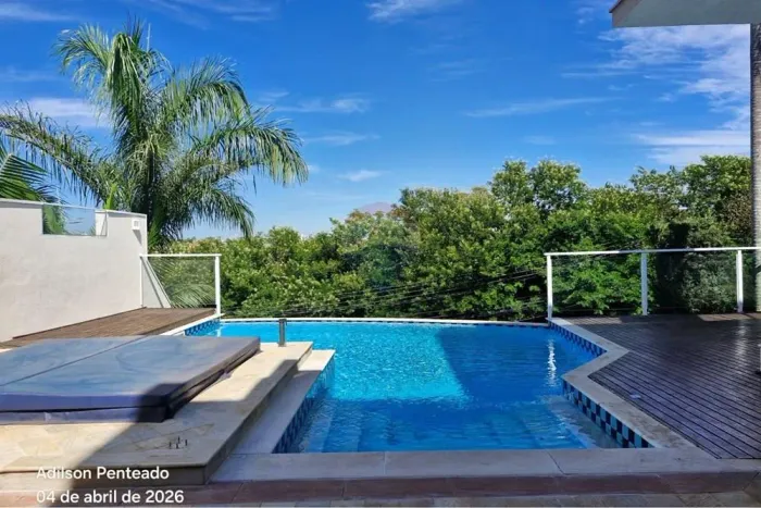 Casa de condomínio, 4 quartos, 402 m² de área útil, piscina e segurança, para locação.