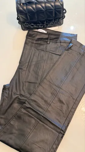 Calça resinada com bolso