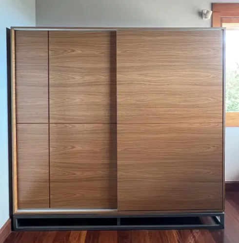 Guarda-roupa/armário em mdf com portas de correr