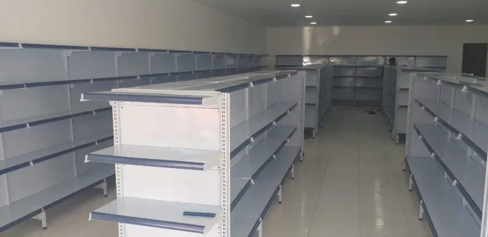 Gôndolas parede e centro na promoção marca s.a leiam o anúncio
