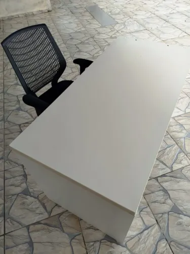 Mesa de escritório com cadeira