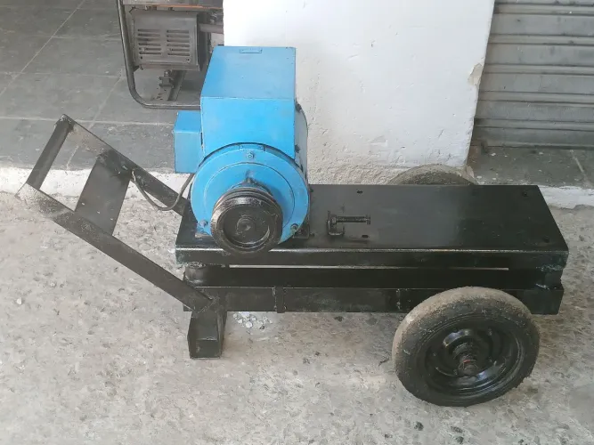 Gerador 7,5 kva trifásico 220/127 Volts usado em bom estado sem motor com carrinho