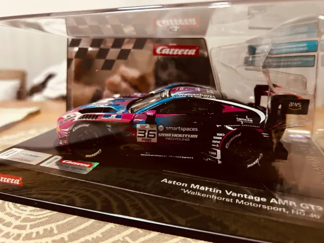 Carrinho Carrera Evolution ASTON MARTIN 1:32