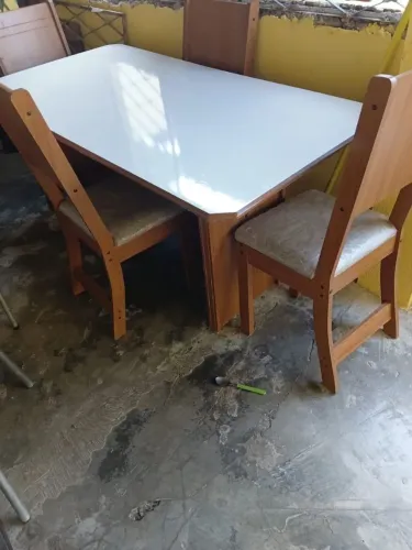 Mesa de 4 cadeiras