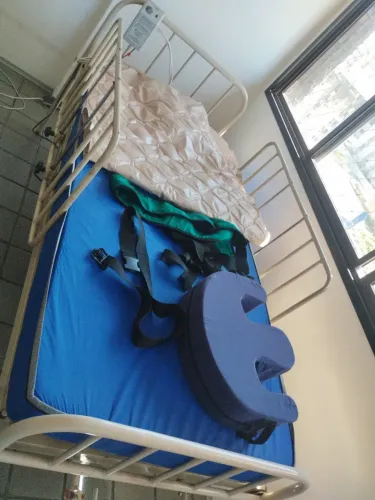 Cama hospitalar, colchões e adereços 