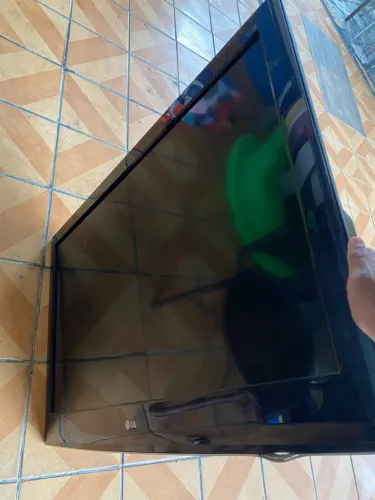 TV LG 42LH35FD, modelo de 42 polegadas.