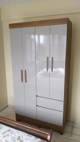 Guarda-roupa espaçoso solteiro tcil