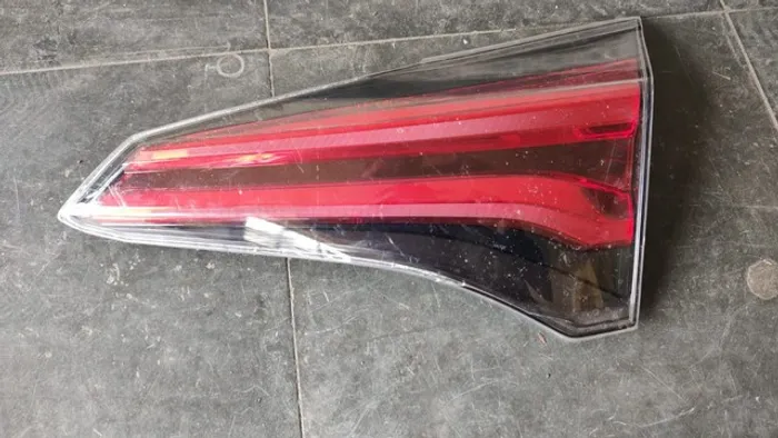 Lanterna tampa traseira direita Toyota Rav4 2016 (Detalhe)