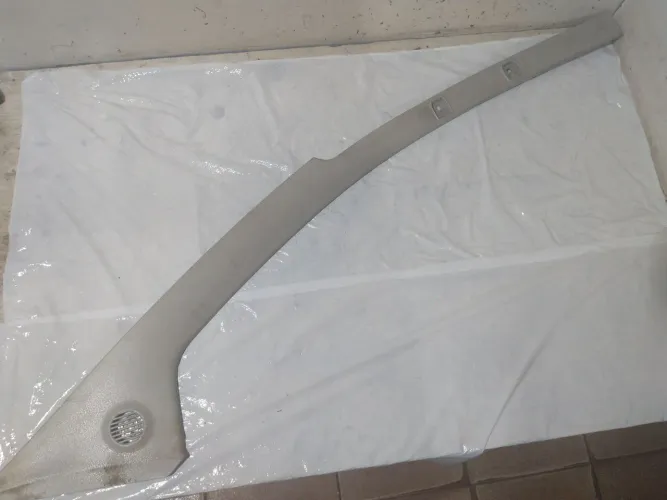 Moldura coluna dianteira direito Fox 2005 2p