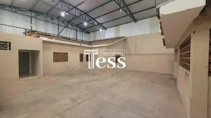 Salão e casa comercial com 3 dormitórios, 5 banheiros, lavanderia e edícula no fundo.