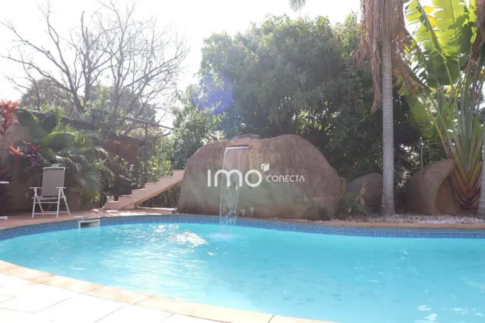 Excelente Casa com muito Verde, Piscina e um paisagismo encantador no Condomínio Horizonte