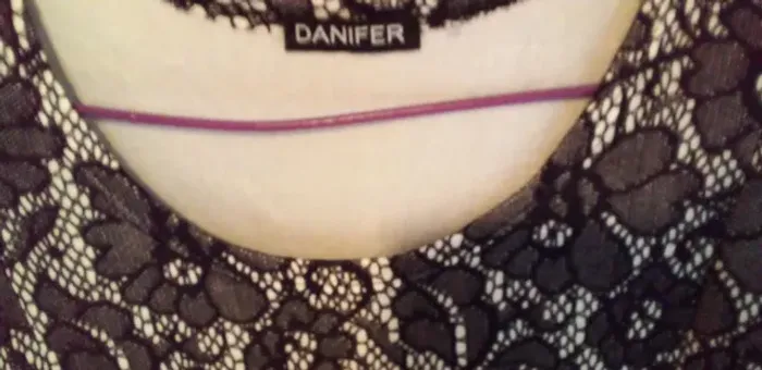 Vestido clássico branco e preto leve e elegante